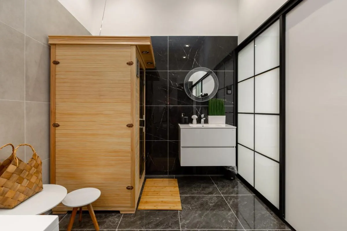 Image 2 of SUPER CENTRAL 2BR-2BT with Balcony&View&Sauna&Jacuzzi