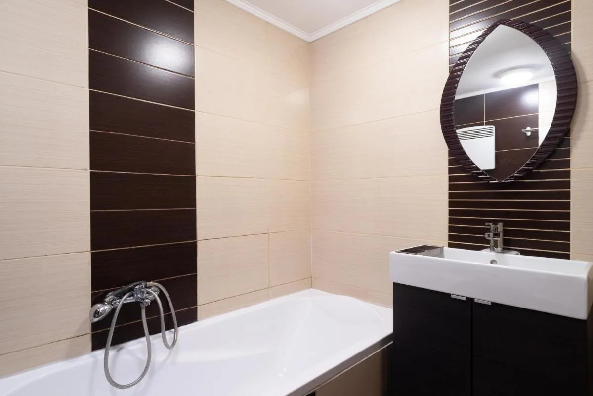 Image 4 of Spacious Central Apartment with FREE parking + AC
