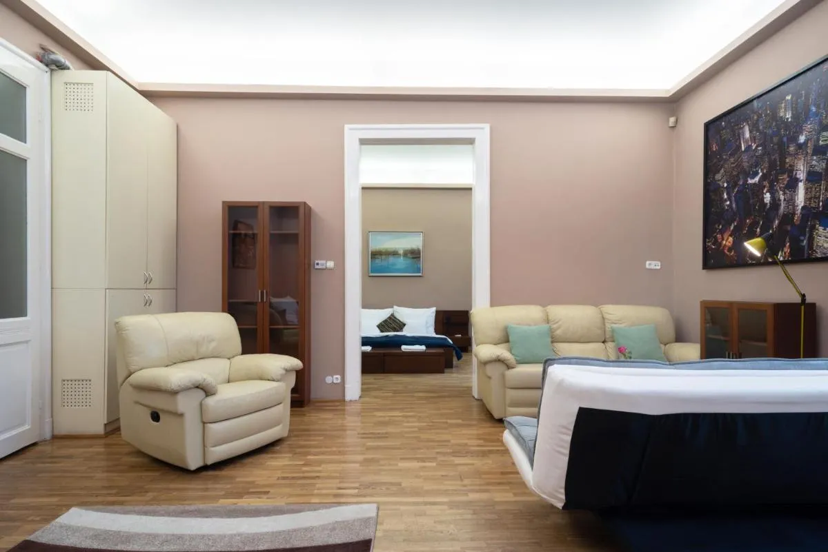 Image 3 of Spacious Central Apartment with FREE parking + AC
