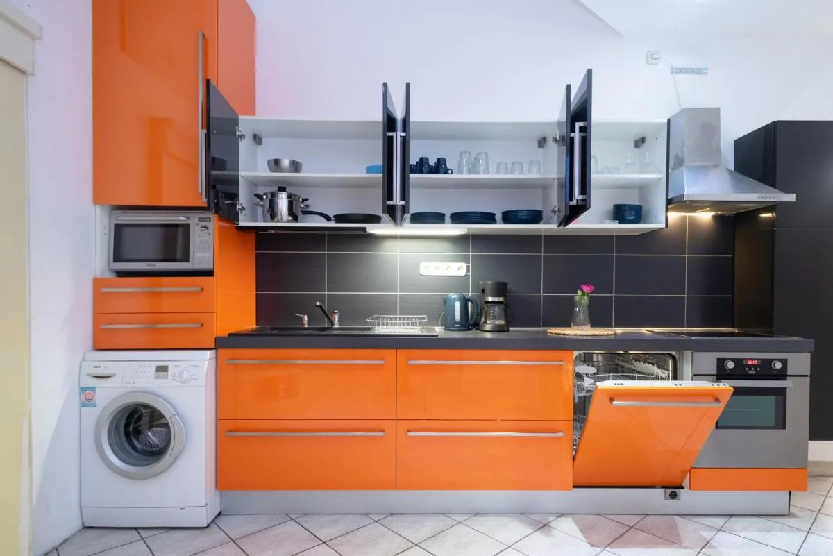 Image 6 of Spacious Central Apartment with FREE parking + AC