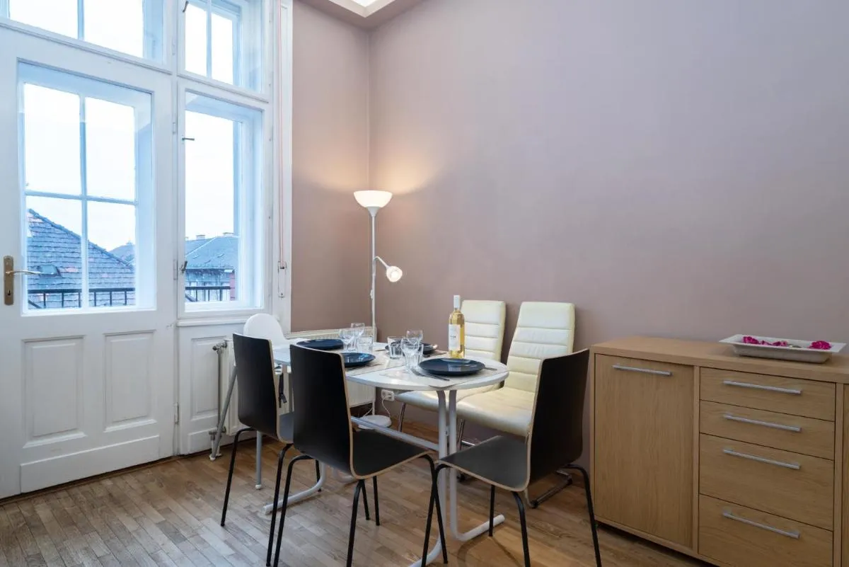 Image 5 of Spacious Central Apartment with FREE parking + AC