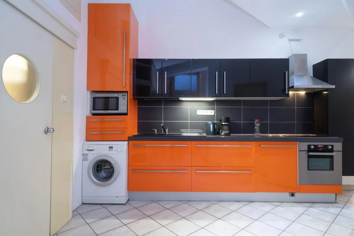 Image 1 of Spacious Central Apartment with FREE parking + AC