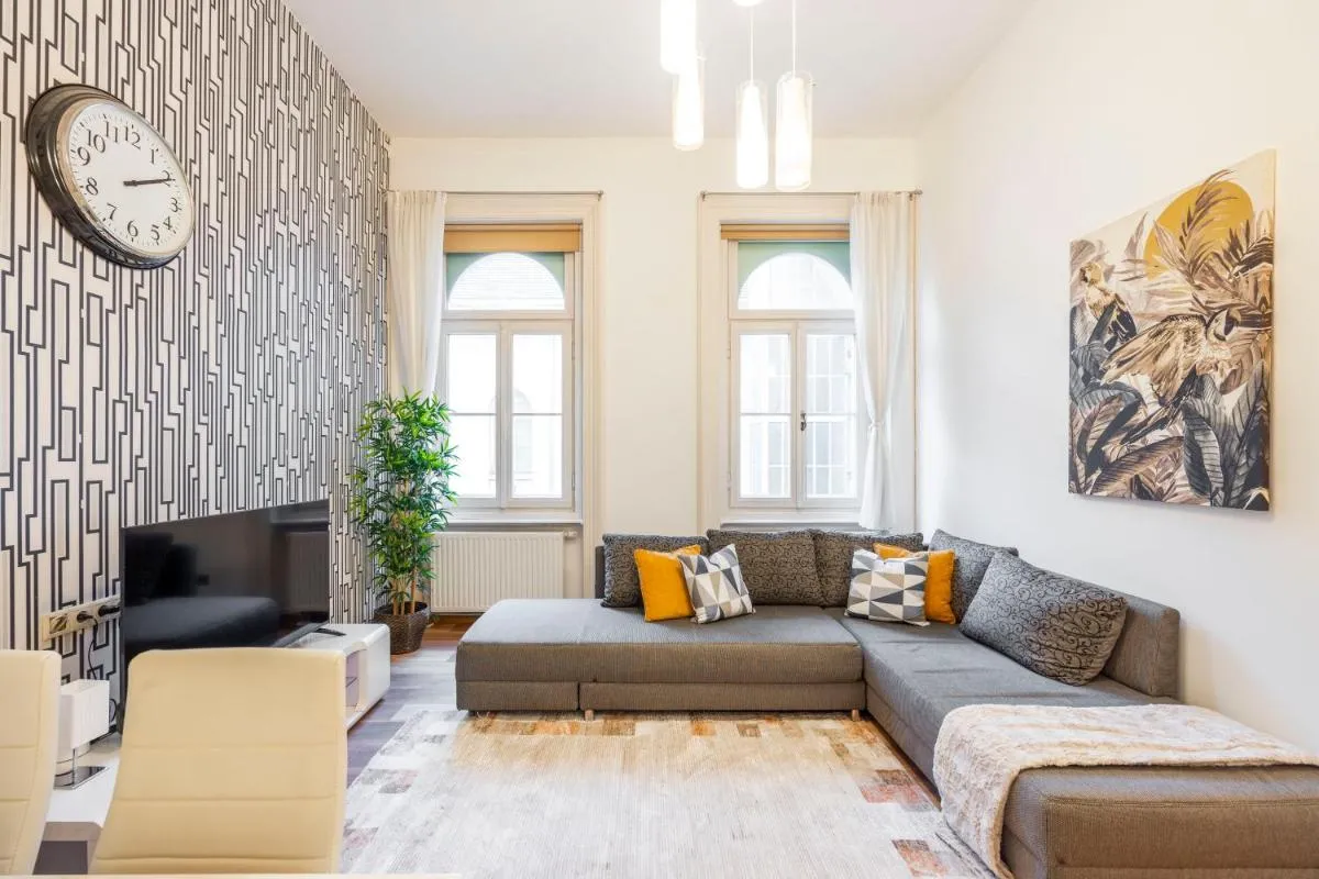 Image 4 of Spacious & Cozy Central Apartment w/ Terrace