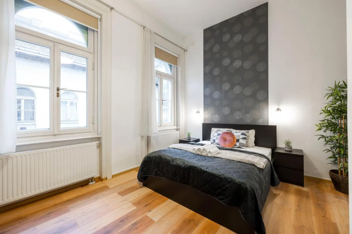Image 6 of Spacious & Cozy Central Apartment w/ Terrace