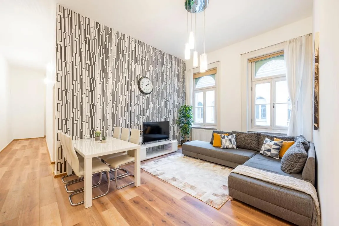 Image of Spacious & Cozy Central Apartment w/ Terrace