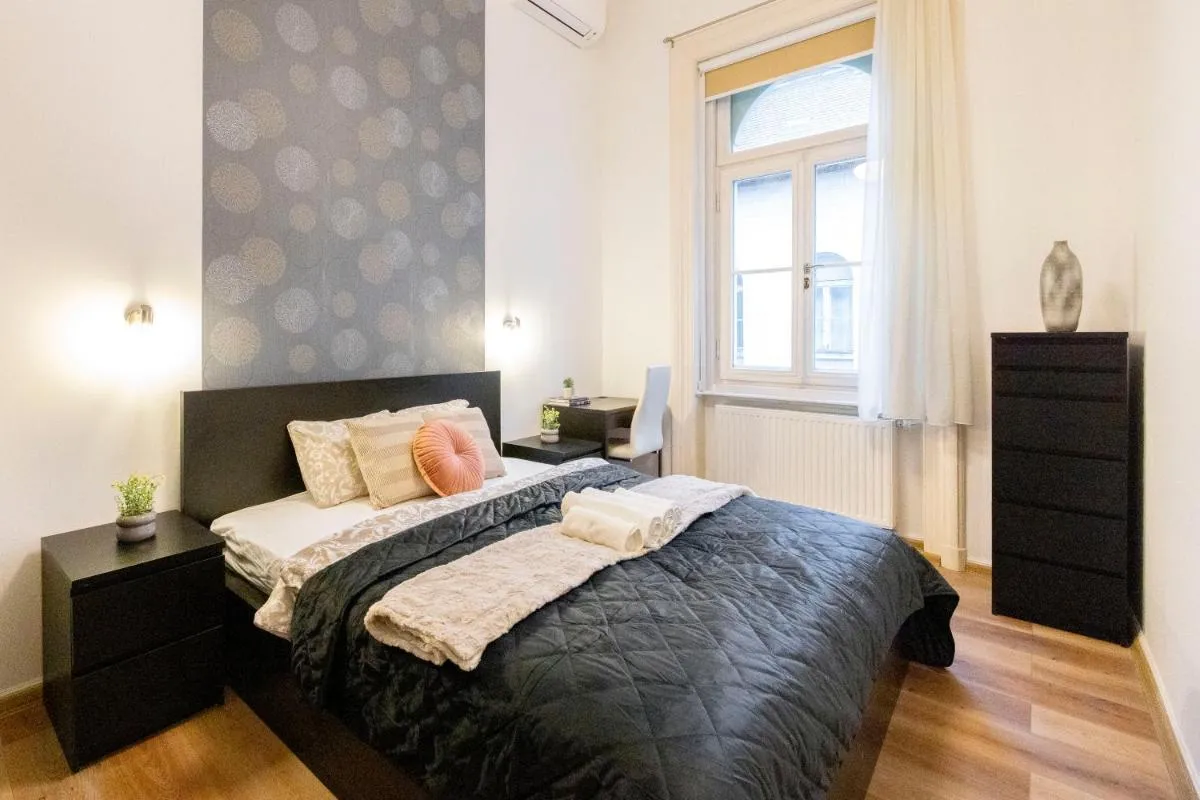 Image 1 of Spacious & Cozy Central Apartment w/ Terrace