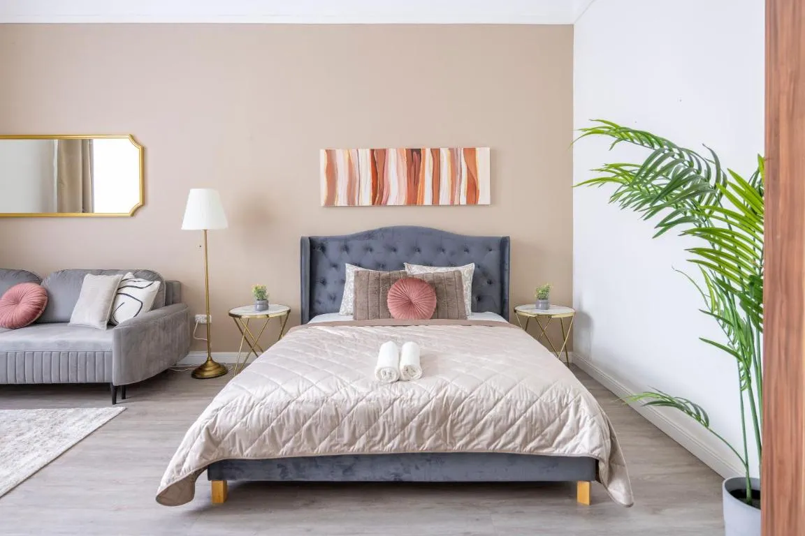 Image of Spacious Vintage Apartment for 12PPL