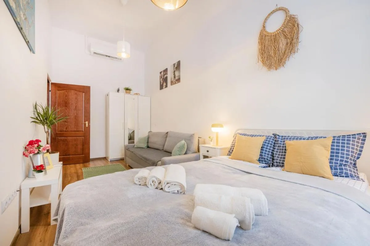 Image 3 of Spacious and Modern 3BR Apartment in Centre