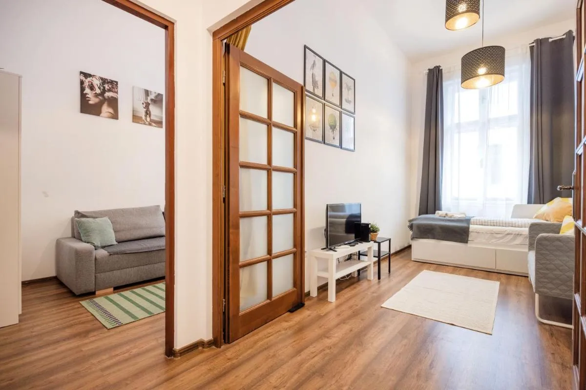 Image 5 of Spacious and Modern 3BR Apartment in Centre