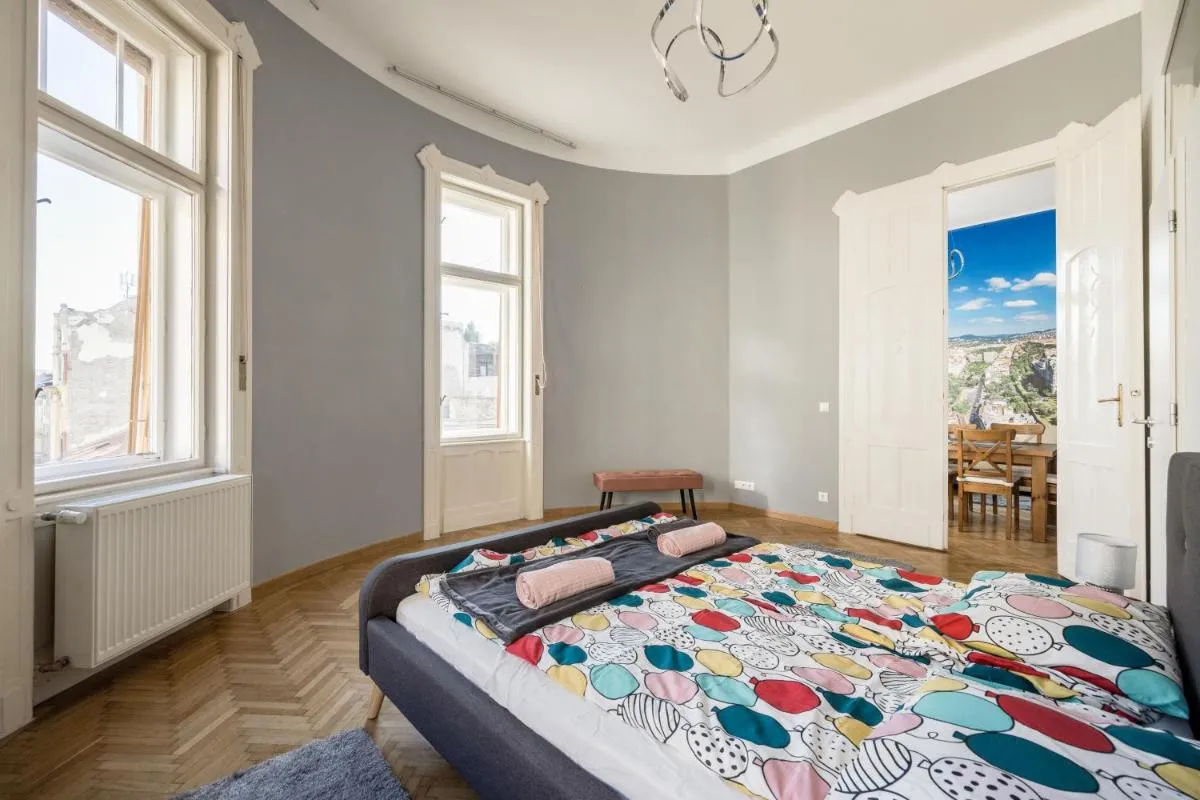 Image 5 of Spacious three-bedroom apartment in the centre