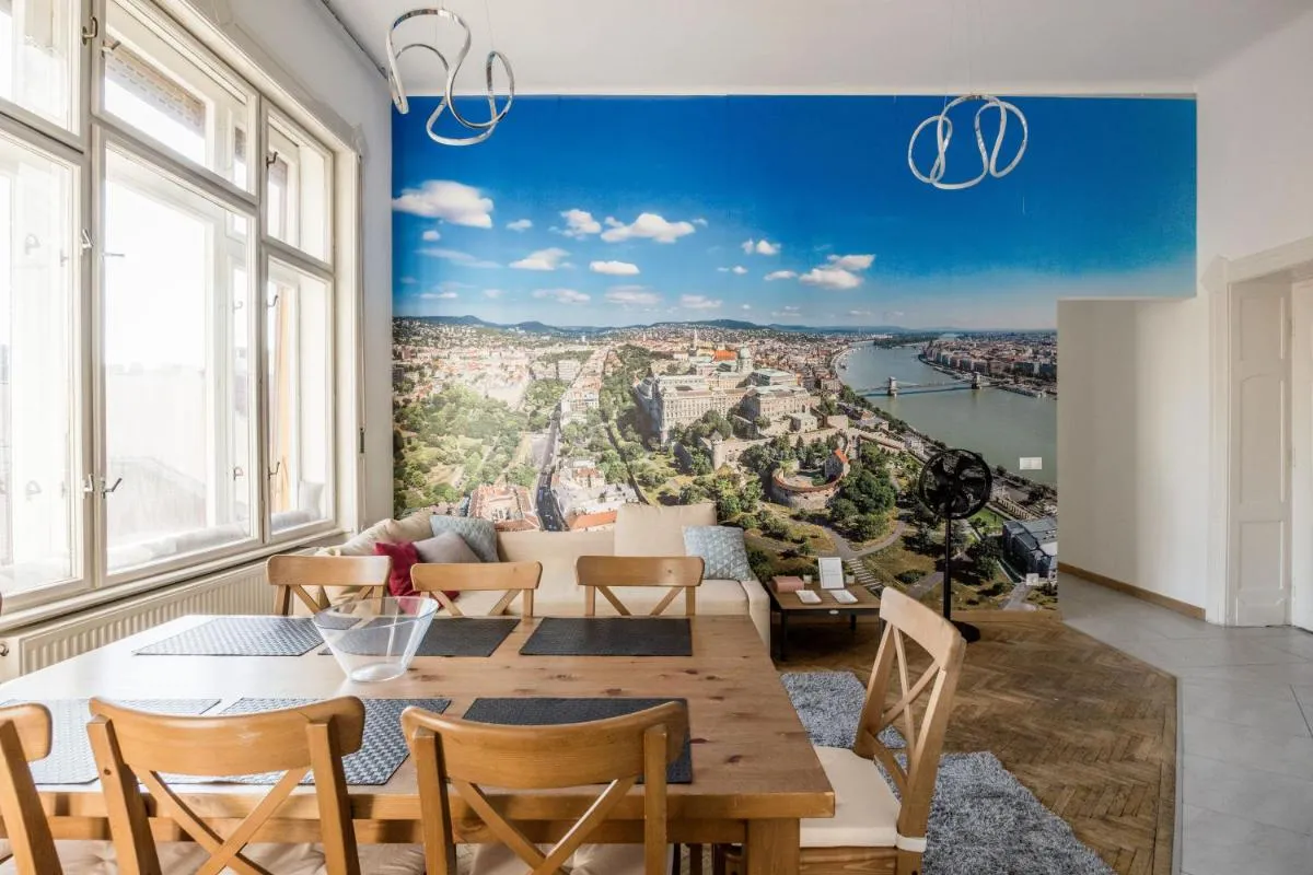 Image 1 of Spacious three-bedroom apartment in the centre