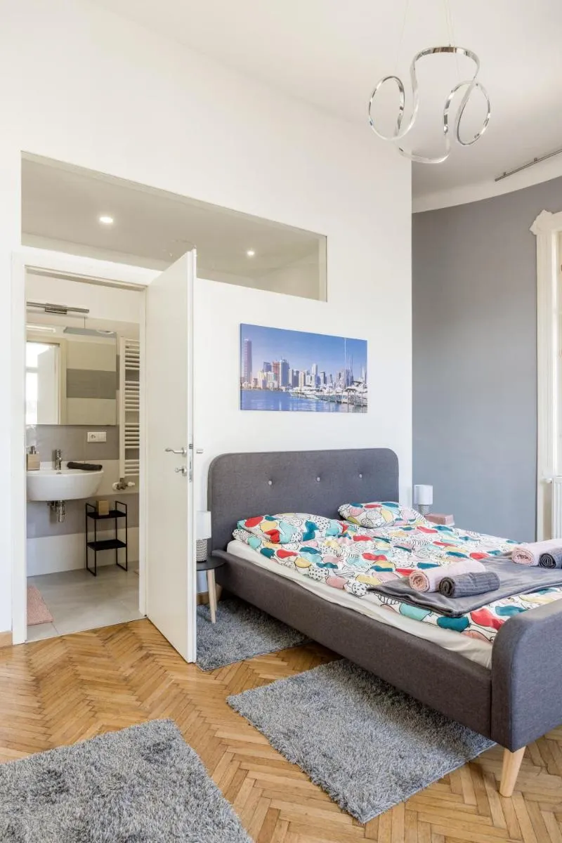 Image 3 of Spacious three-bedroom apartment in the centre
