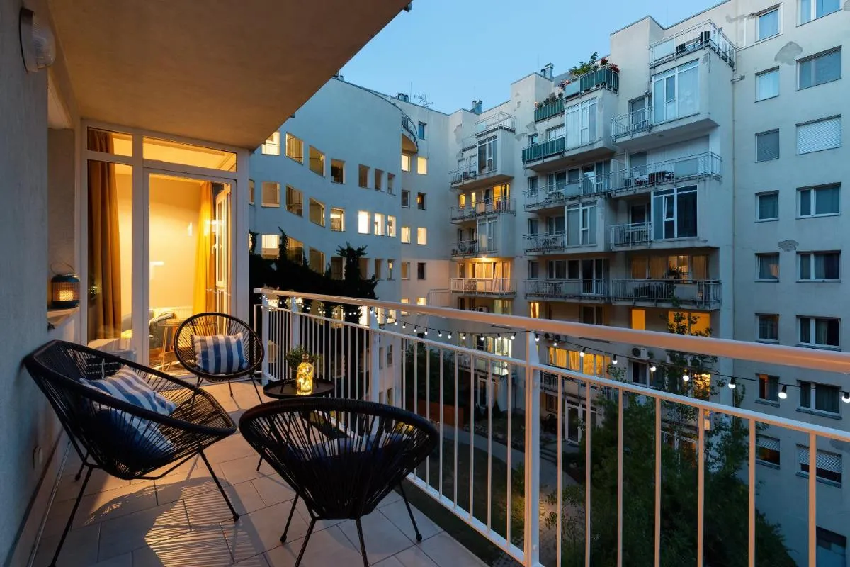 Image 4 of Stylish and colorful apartment with balcony