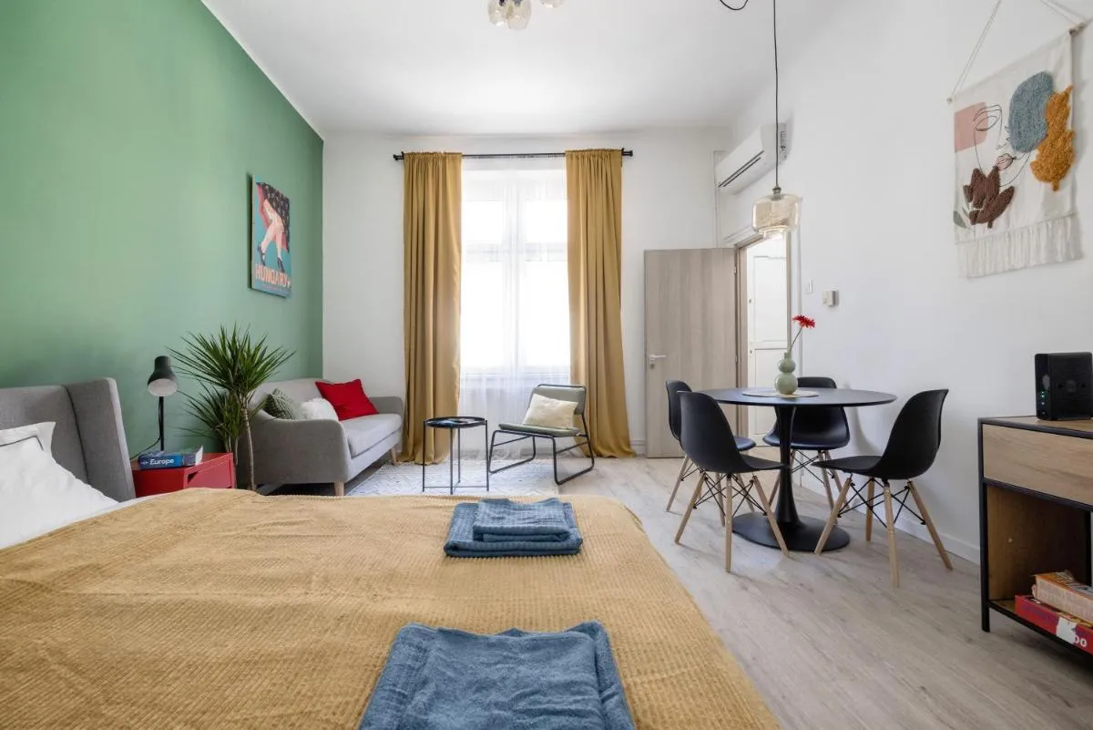 Image 1 of Stylish and colourful apartment in the city centre