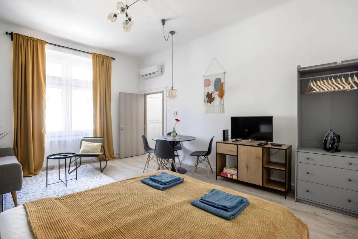 Image 4 of Stylish and colourful apartment in the city centre