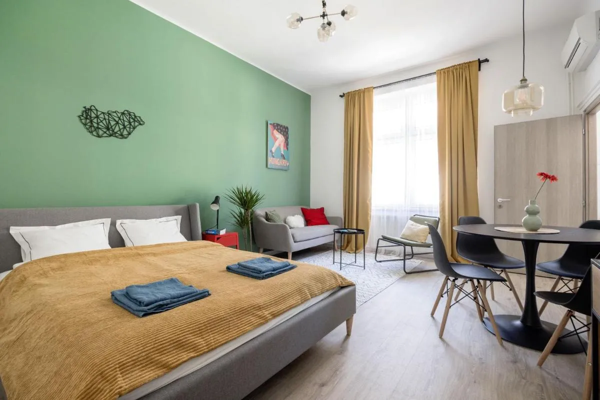 Image 6 of Stylish and colourful apartment in the city centre