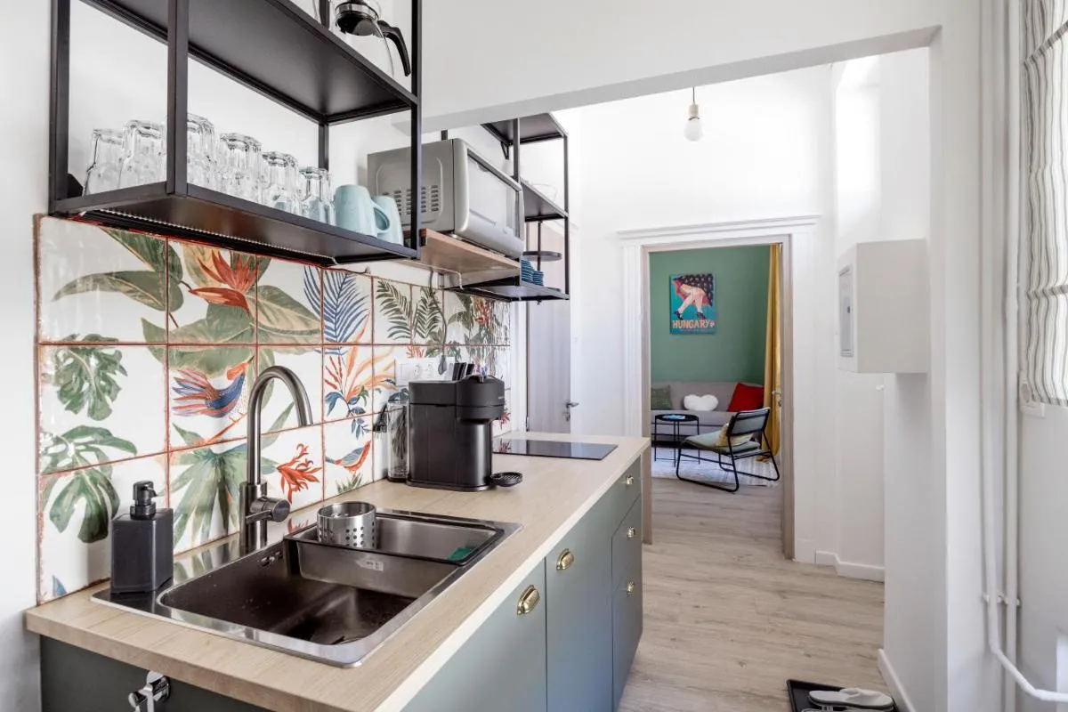 Image 2 of Stylish and colourful apartment in the city centre