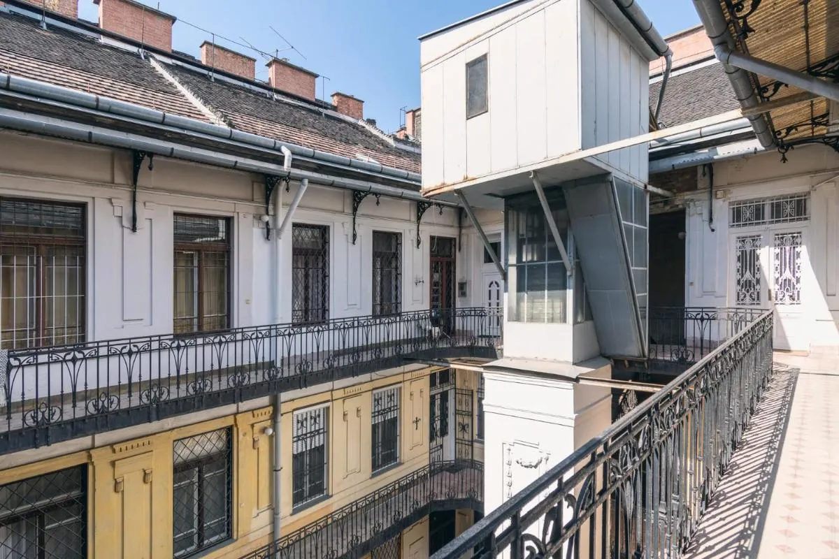Image 5 of Sunny, Airy, Artsy & Authentic Loft with Balcony