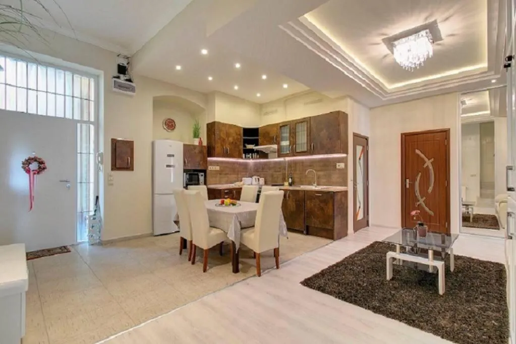 Image 1 of Super Central Apartment