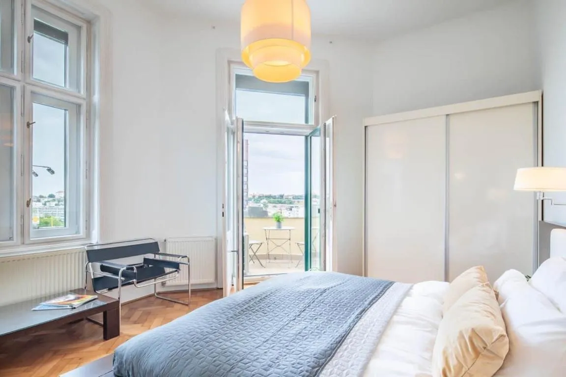 Image of Super Large – Super Comfy with Balcony
