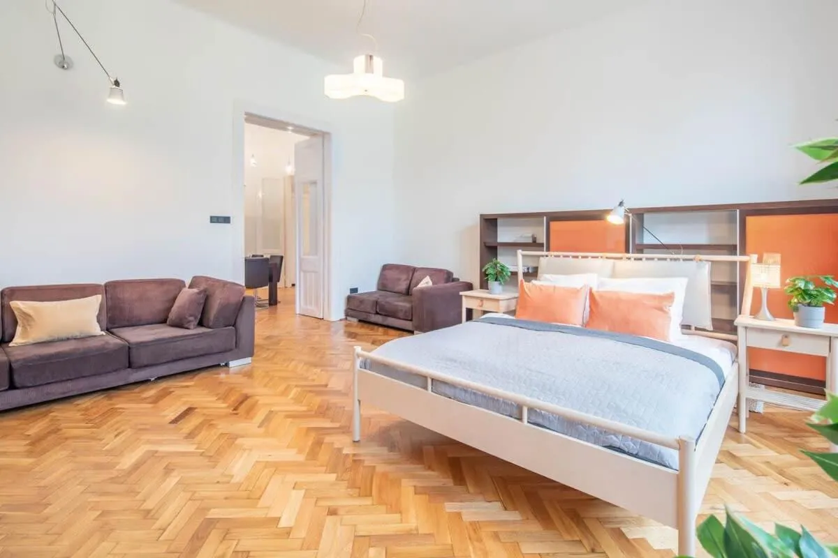 Image 6 of Super Large – Super Comfy with Balcony