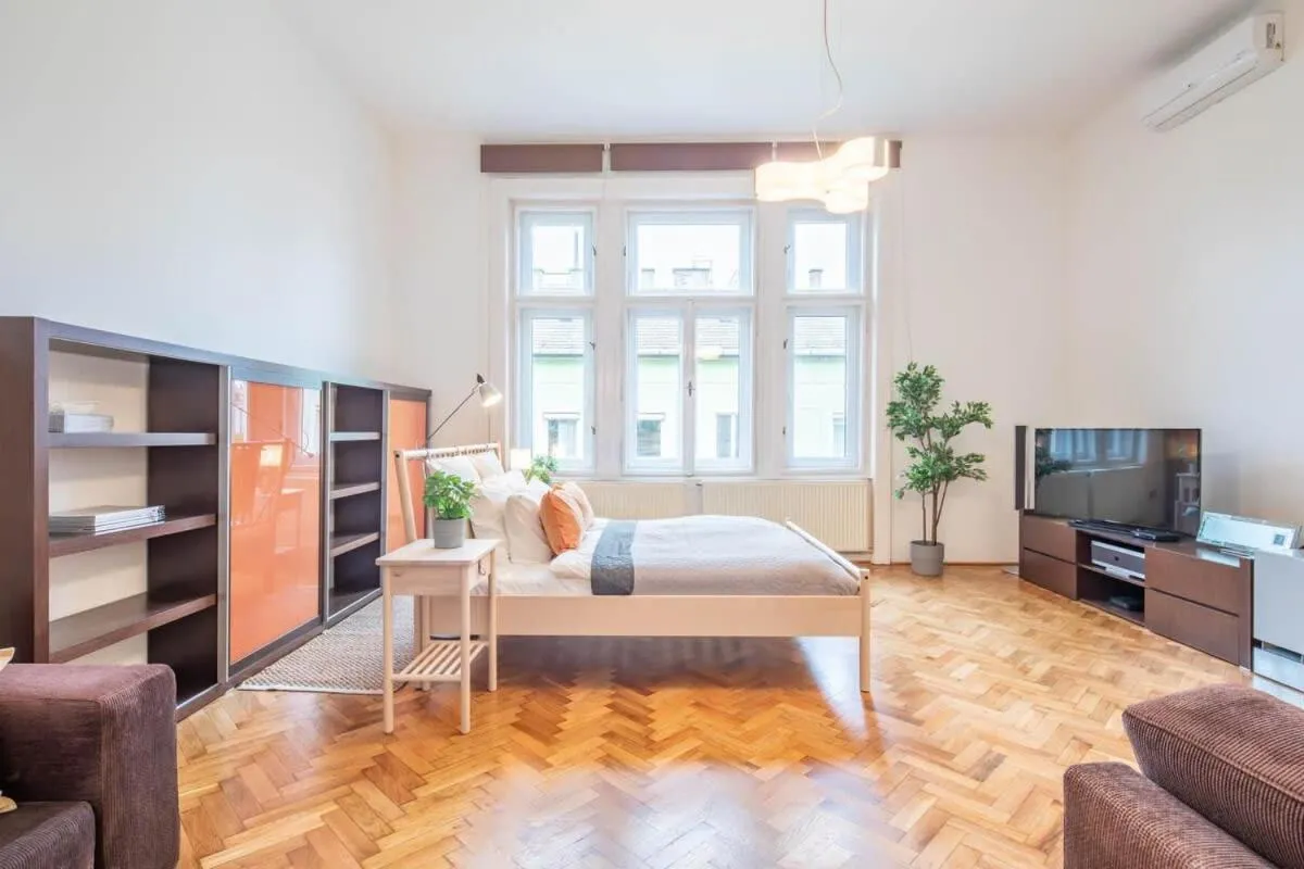 Image 4 of Super Large – Super Comfy with Balcony