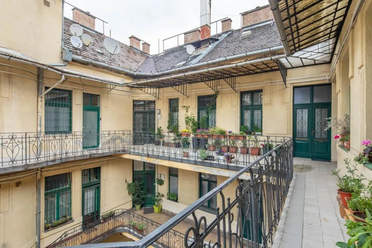 Image 5 of Super Large – Super Comfy with Balcony