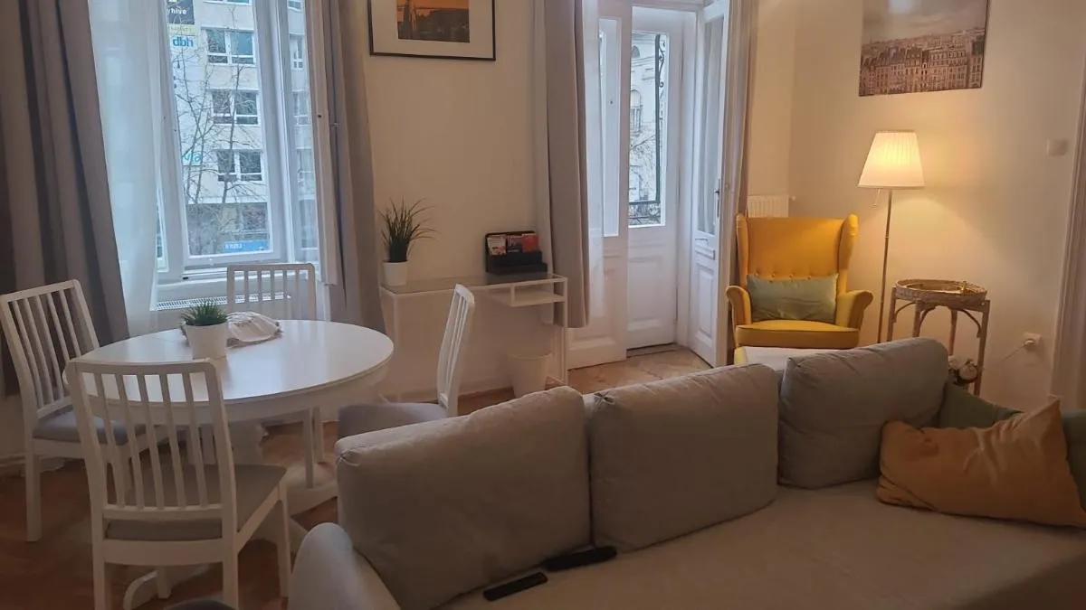 Image 3 of Terrace VuVu – Apartment with balcony in the heart of Budapest