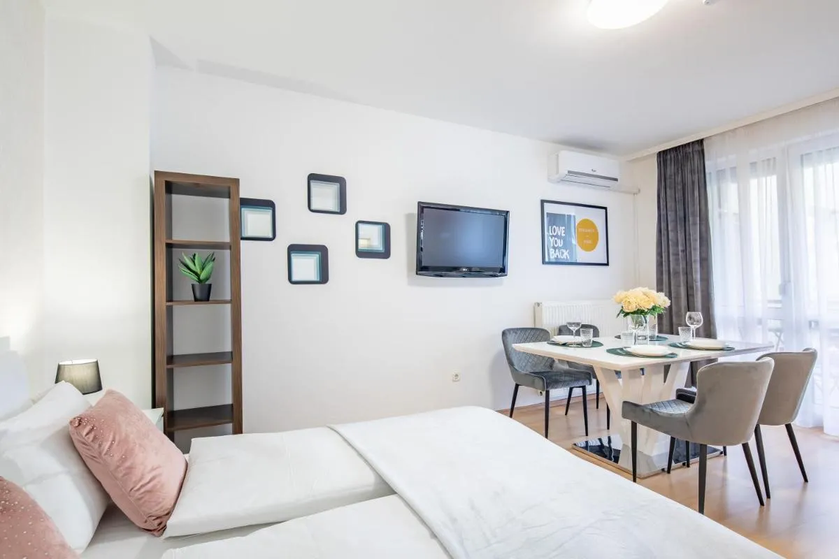 Image 4 of Two bedrooms apartment with free garage in the downtown