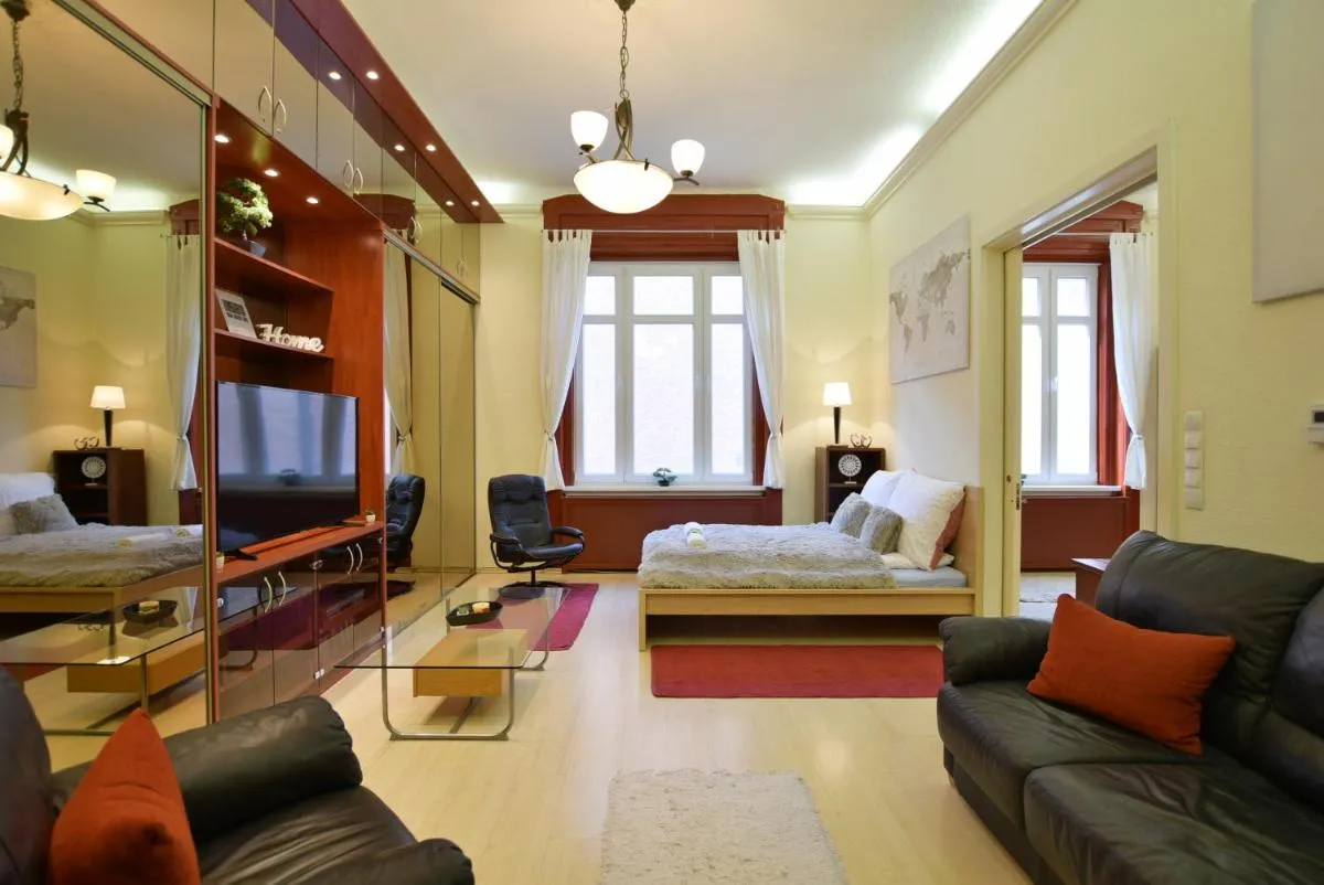 Image 1 of Ultra central apartment at Synagogue