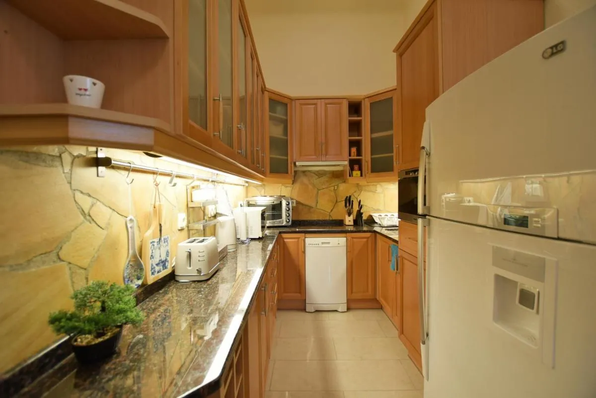 Image 2 of Ultra central apartment at Synagogue