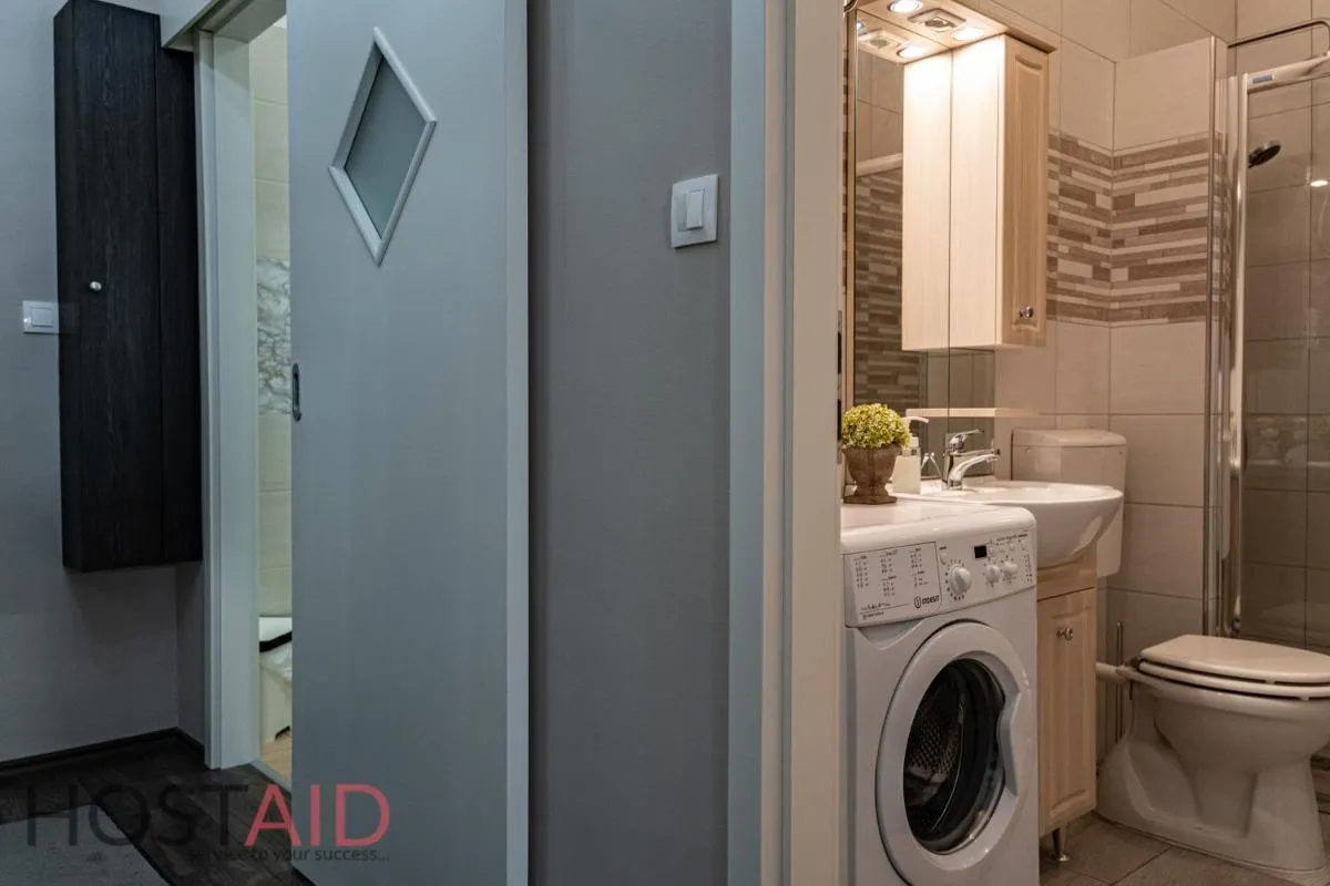 Image 2 of V68 Design Apartment – hostAID