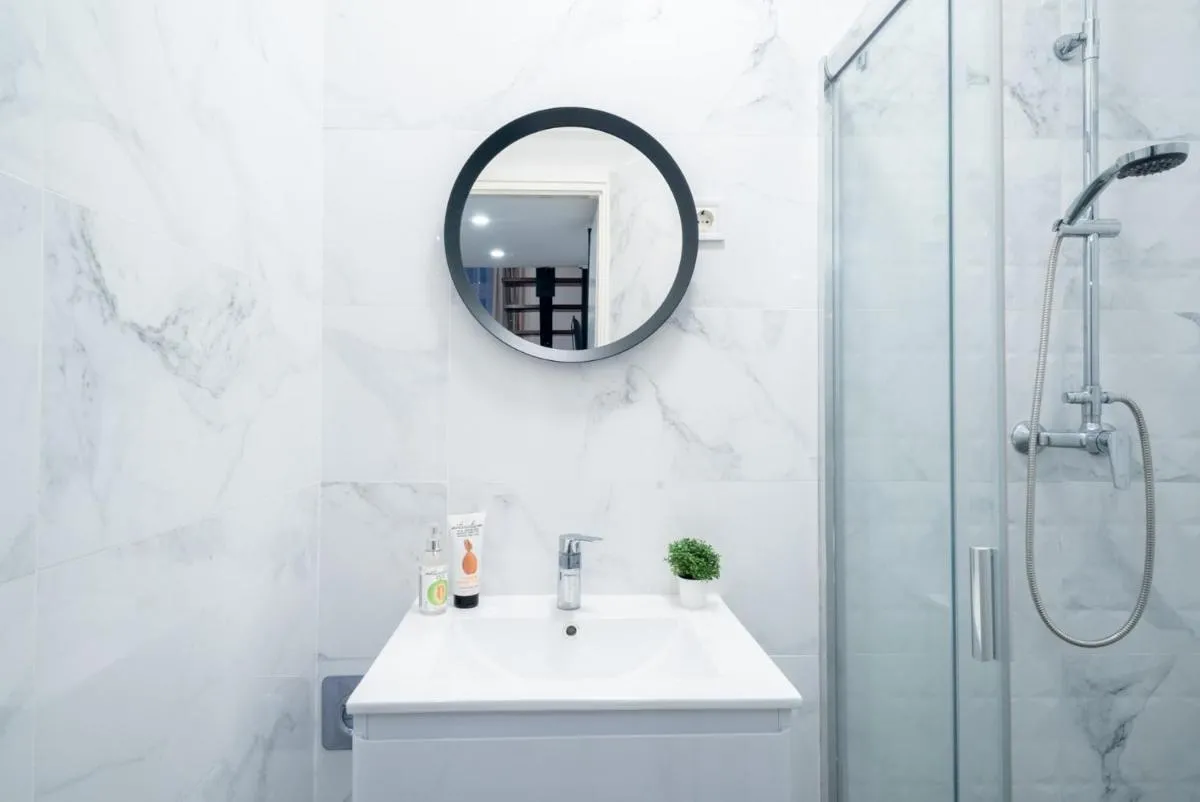 Image 2 of Welcoming modern apartment in the center