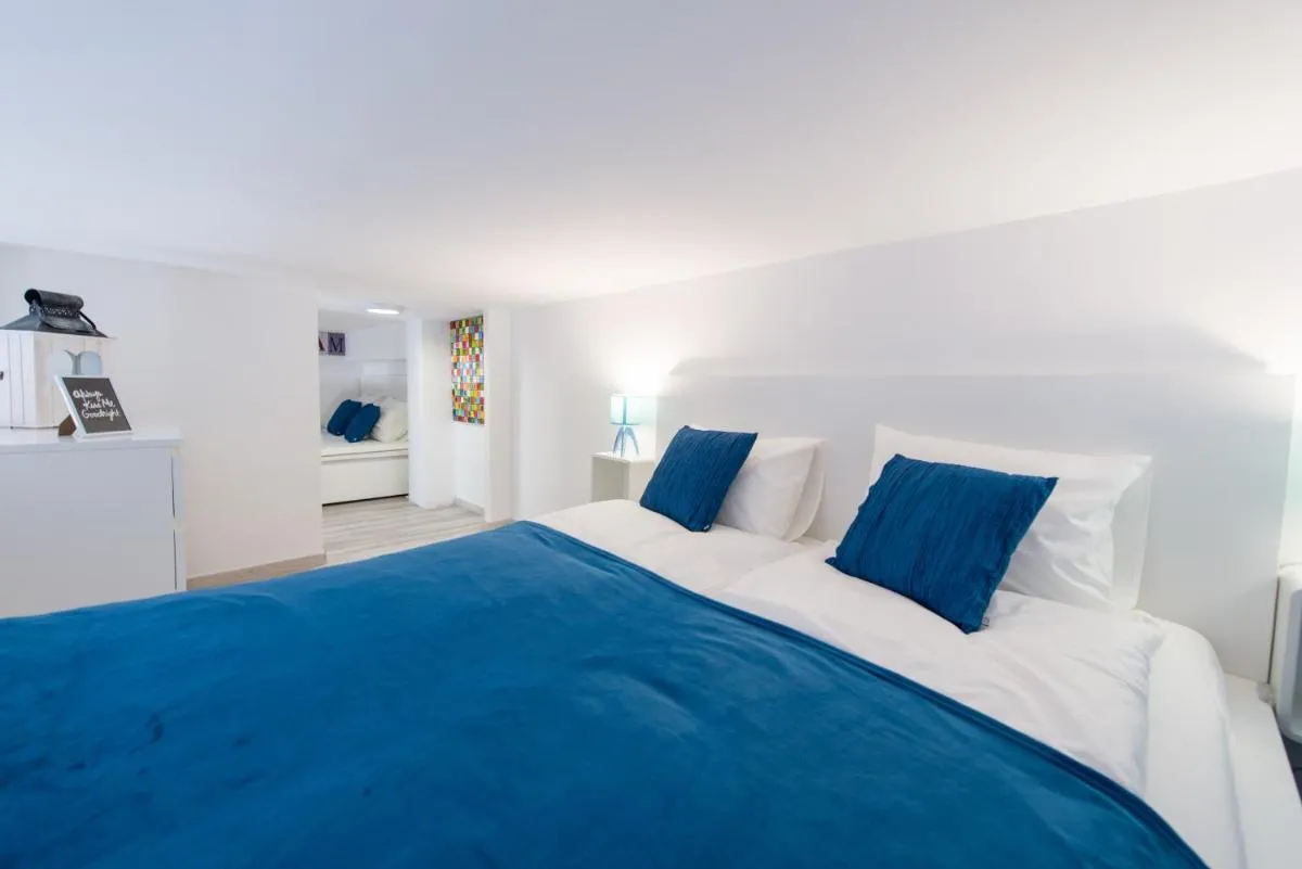 Image 1 of happy home BLUE – apartment with free Pinball Machine